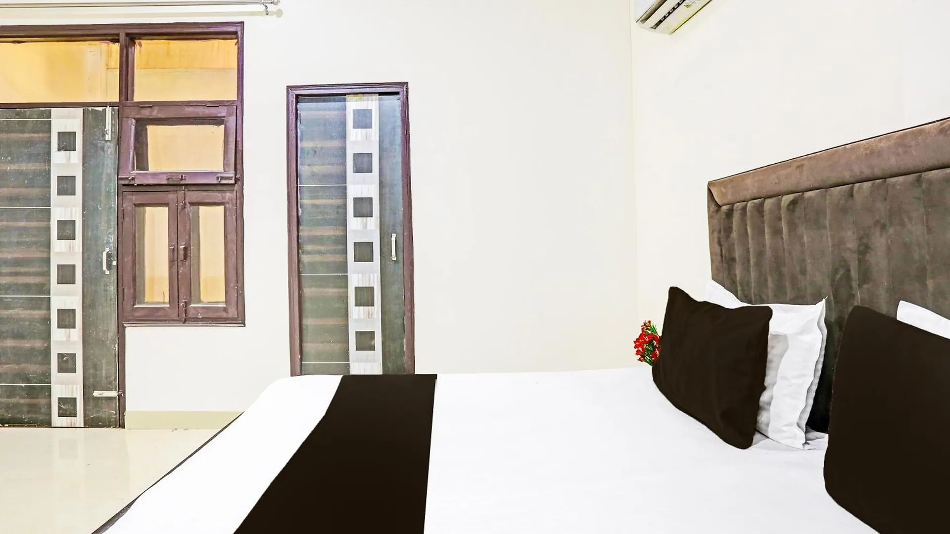 Hotel O Redbull Inn Гургаон